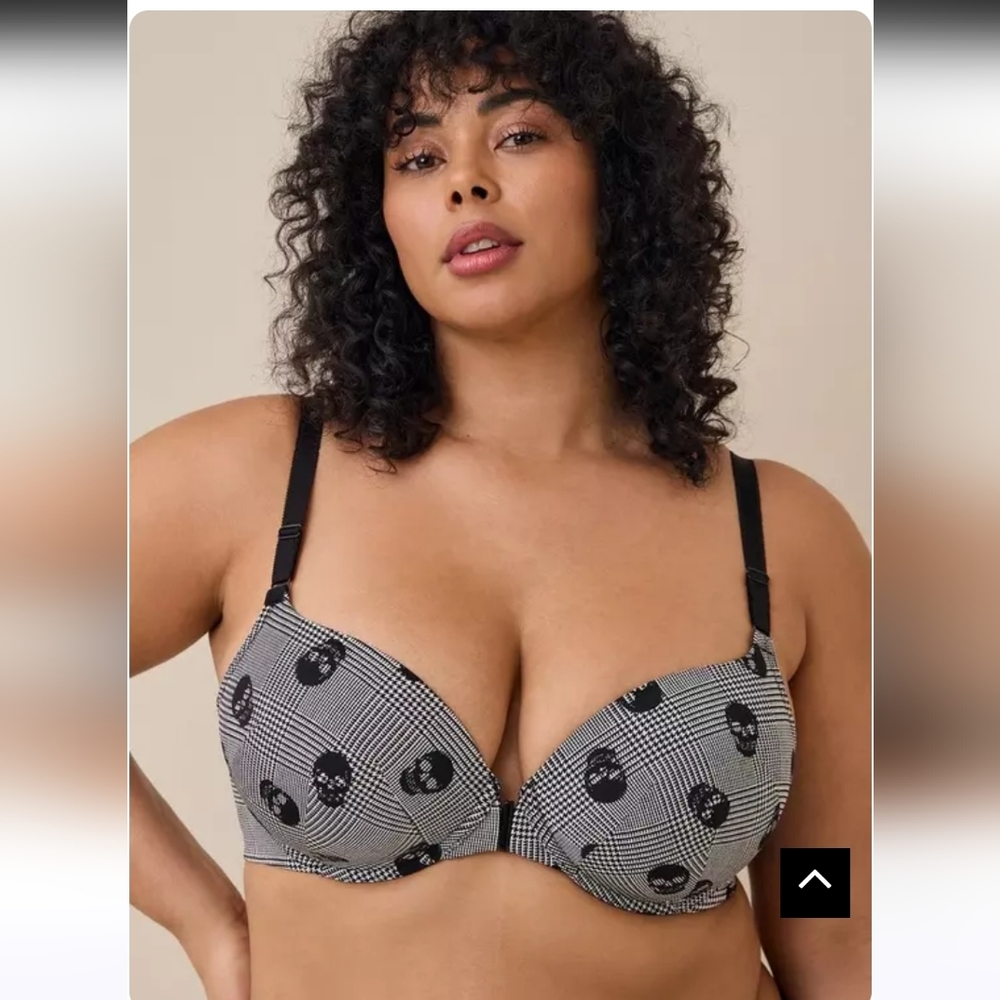 Torrid Curve Skulls Perfect T-Shirt Front Close Bra Size 42F